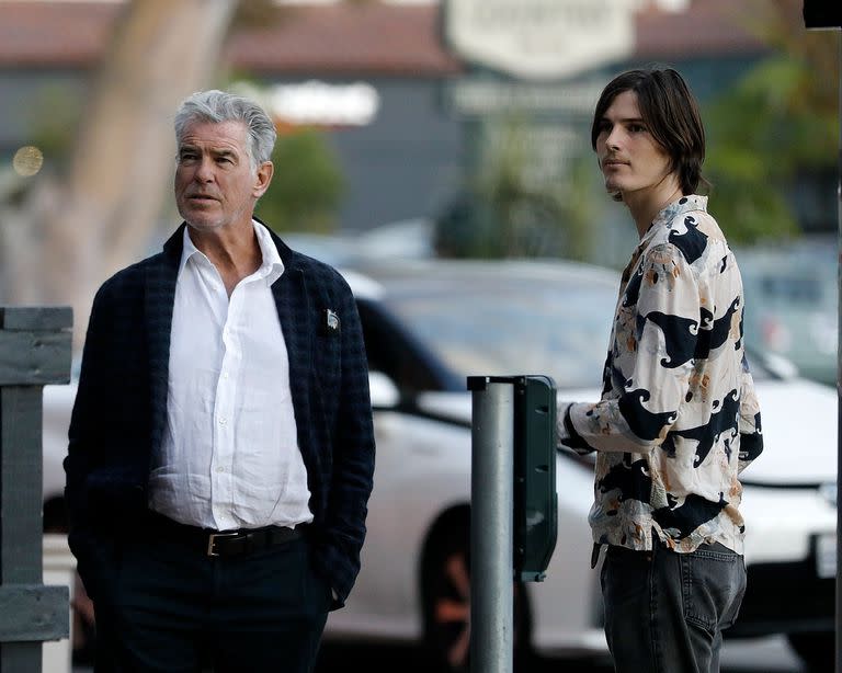 Pierce Brosnan y su hijo Dylan llegan al restaurante italiano Toscana, en Brentwood