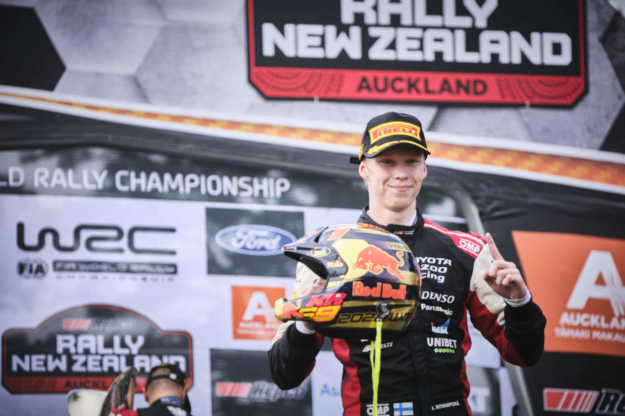 Ce dimanche 2 octobre, en Nouvelle-Zélande, le jeune Finlandais Kalle Rovanperä est devenu champion du monde des rallyes à seulement 22 ans, cinq ans de mieux que le précédent record.