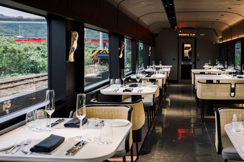 「鳴日廚房」為台鐵最新美學觀光列車，以國際觀光列車為標準，將整間廚房概念搬進車廂，打造「移動的五星餐廳」。台鐵提供