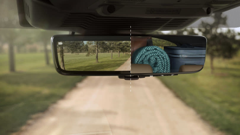 ClearSight電子後視鏡可在行李廂滿載時，透過車頂攝影機提供清晰明亮的車後視野。（圖／JLR提供）