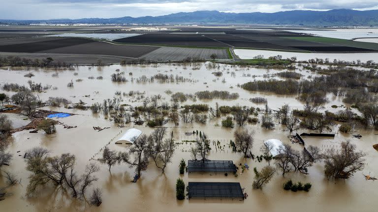 Una propiedad yace inundada en el condado Monterey, California, el viernes 13 de enero de 2023, luego de que el río Salinas se desbordó. (AP Foto/Noah Berger)