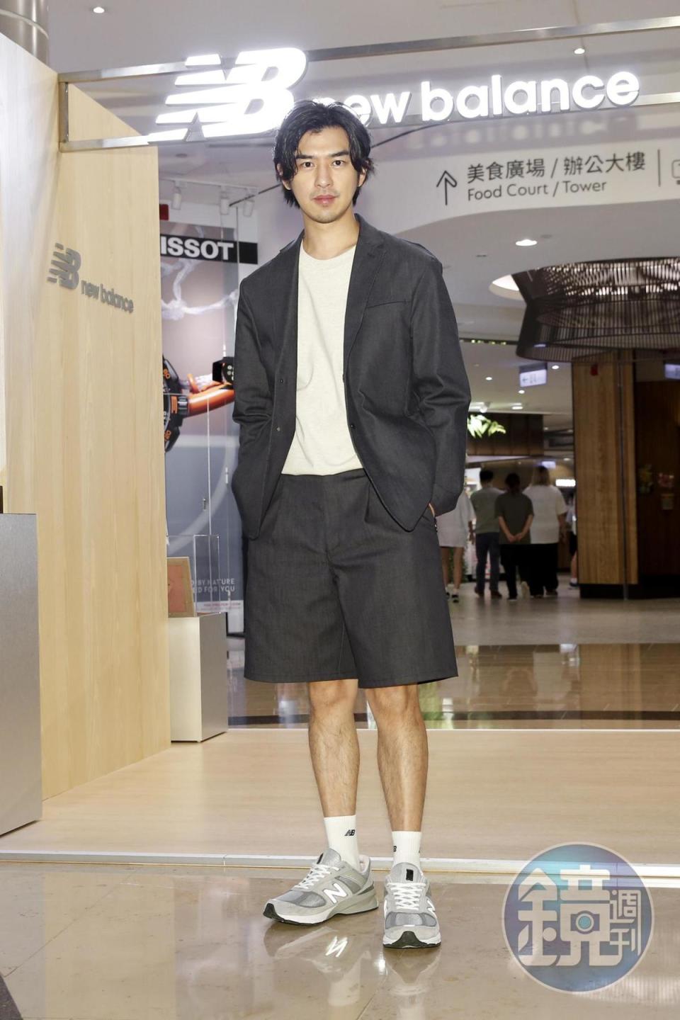 陳柏霖穿著MET24系列丹寧原色丹寧外套、棉質上衣，搭配丹寧短褲，以及美製M990鞋。