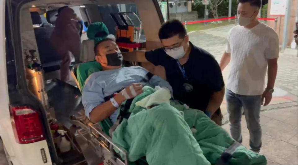 <strong>「威震」董座吳明達口戴黑色口罩，經由救護人員利用擔架，送上救護車，畫面中可見，可見他健康狀況相當不錯。（圖／中天新聞）</strong>
