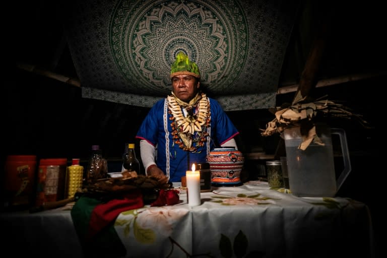 Le guérisseur colombien Claudino Pérez lors d'une cérémonie de rituel de purification à l'ayahuasca, le 15 mars 2024, à La Mesa, en Colombie (Luis ACOSTA)