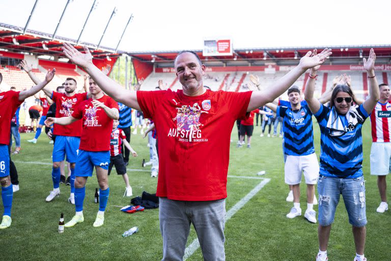 El técnico de Heidenheim Frank Schmidt celebra tras conseguir el ascenso a la Bundesliga, el domingo 28 de mayo de 2023, en Regensburg, Alemania. (Tom Weller/dpa vía AP)