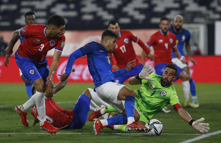 Bruno Guimaraes, de Brasil, frente a Claudio Bravo arquero 