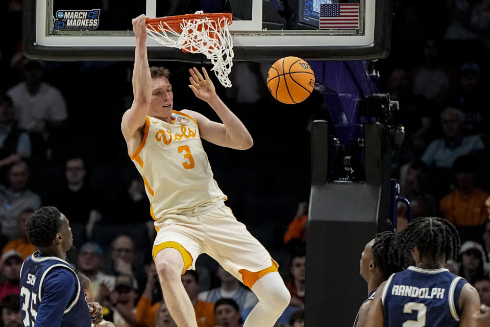 Tennessee guard Dalton Knecht (3) dunks the ball against Saint Peter's during the first half of a first-round college basketball game in the NCAA Tournament, Thursday, March 21, 2024, in Charlotte, N.C. (AP Photo/Mike Stewart)