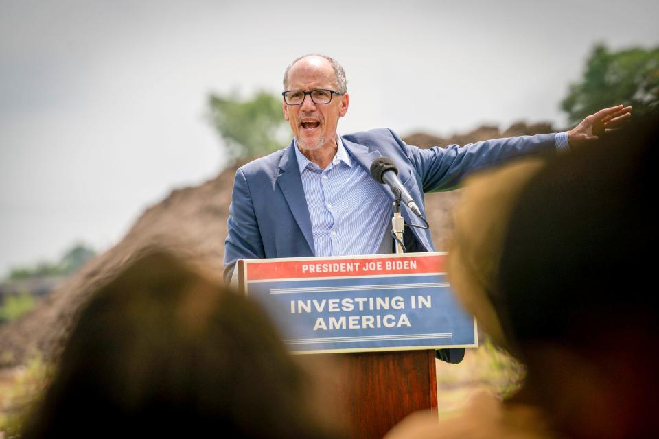 Een hoge functionaris van het Witte Huis, Tom Perez, doet uitspraken na een rondleiding op de Joe Louis Greenway-locatie in Detroit op maandag 29 juli 2024.