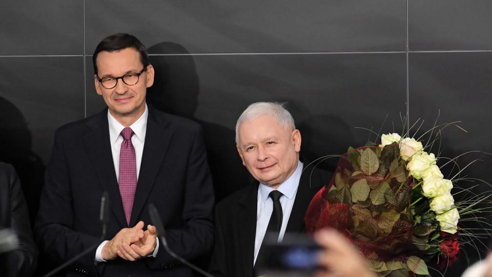 Polens Regierungschef Mateusz Morawiecki (l) und Jaroslaw Kaczynski (r), Vorsitzender der PiS-Partei, am Wahlabend in Warschau.