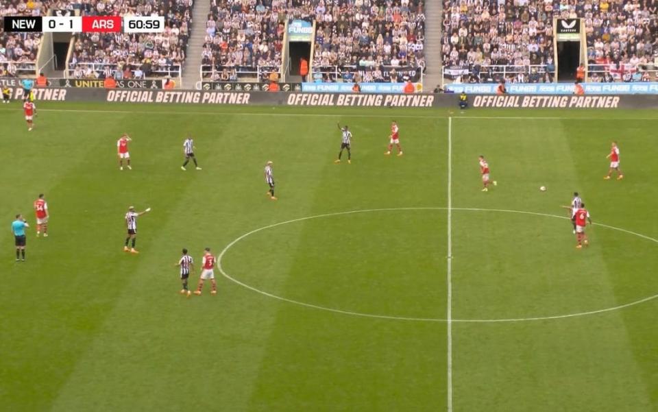 Jorginho leaves a free-kick early in the second half - Arsenal's time-wasting at Newcastle fully documented - Arsenal.com