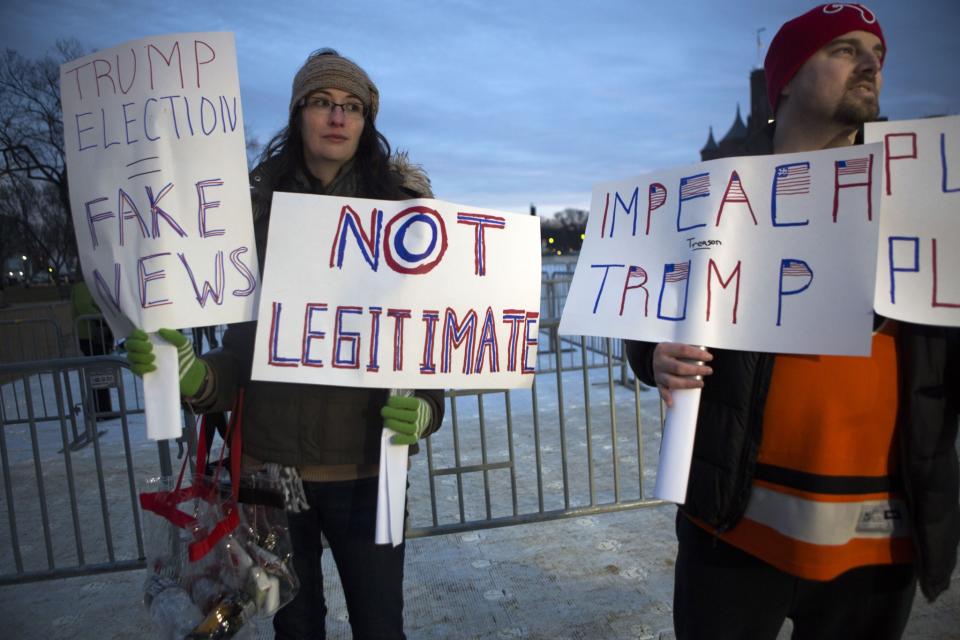 <p>Auch die Trump-Gegner sind seit dem Morgen auf den Beinen (Bild: Getty Images) </p>