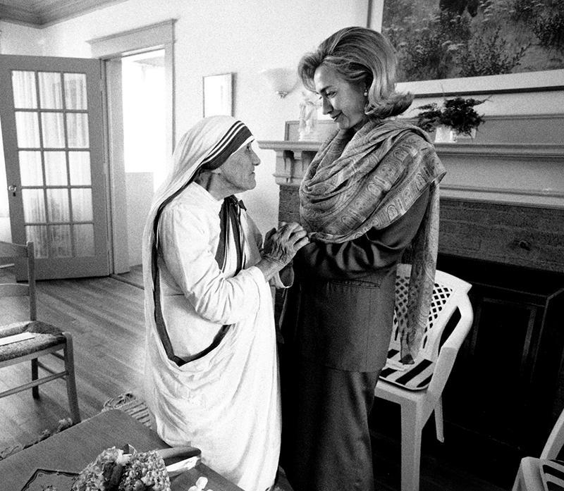 <p>When Hillary Clinton met with Mother Teresa at the opening of the Mother Teresa Home for Infant Children, she wrapped a pashmina around her shoulders. (Photo: AFP/AFP/Getty Images) </p>