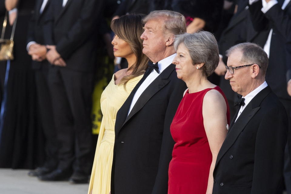 UK24. OXFORDSHIRE (REINO UNIDO), 12/07/2018.- (i-d) La primera dama estadounidense, Melania Trump; el presidente de EE.UU., Donald Trump; la primera ministra británica, Theresa May, y su esposo, Philip, permanecen juntos en los escalones de la Gran Corte mientras las bandas de guardia escocesas, irlandesas y galesas dan la bienvenida ceremonial a Trump hoy, jueves 12 de julio de 2018, en Oxfordshire (Reino Unido). Trump y su esposa, Melania, fueron recibidos hoy en el palacio de Blenheim, en el condado de Oxfordshire (Inglaterra), con una solemne ceremonia militar antes de su cena con empresarios británicos. Trump llegó hoy a Londres procedente de Bruselas para iniciar su primera visita oficial al Reino Unido. EFE/Will Oliver/POOL INTERNACIONAL