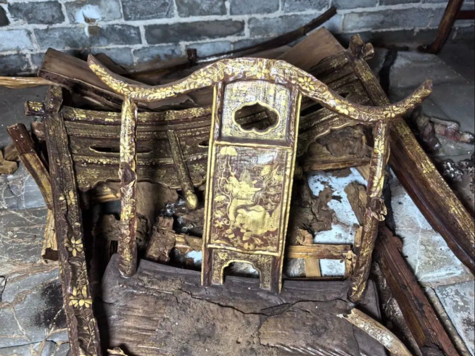 A close-up photo shows one of the furniture pieces inside the 400-year-old tomb.