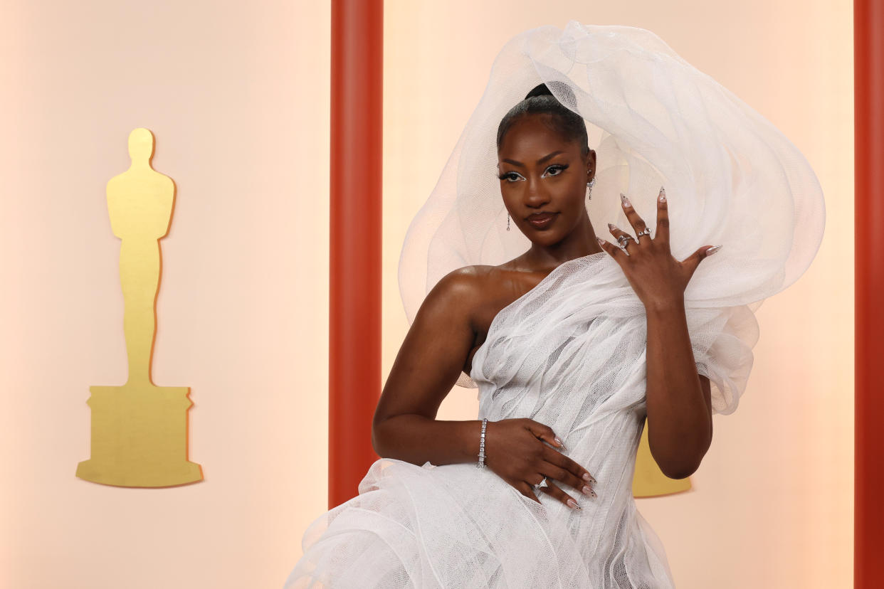 Tems con su vestido blanco en la gala de los Oscar. (Allen J. Schaben / Los Angeles Times via Getty Images)