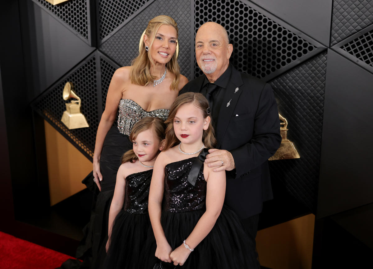 Las hijas de Billy Joel, de 6 y 8 años, hacen una rara aparición en la alfombra roja con su mamá y su papá Alexis Roderick en los Premios Grammy 2024.