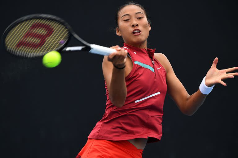 El drive de la china Zheng Qinwen, una joven de 19 años que llegó a semifinales en el ATP de Melbourne y tiene como fuente de inspiración a Roger Federer; este lunes se olvidó las reglas y festejó antes de tiempo en su partido de primera ronda del Australian Open ante la bielorrusa Alexandra Sasnovich