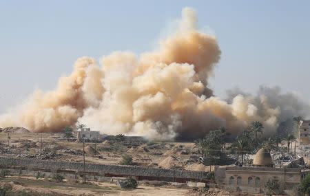 Smoke rises as a house is blown up during a military operation by Egyptian security forces in the Egyptian city of Rafah, near the border with southern Gaza Strip November 6, 2014. REUTERS/Ibraheem Abu Mustafa