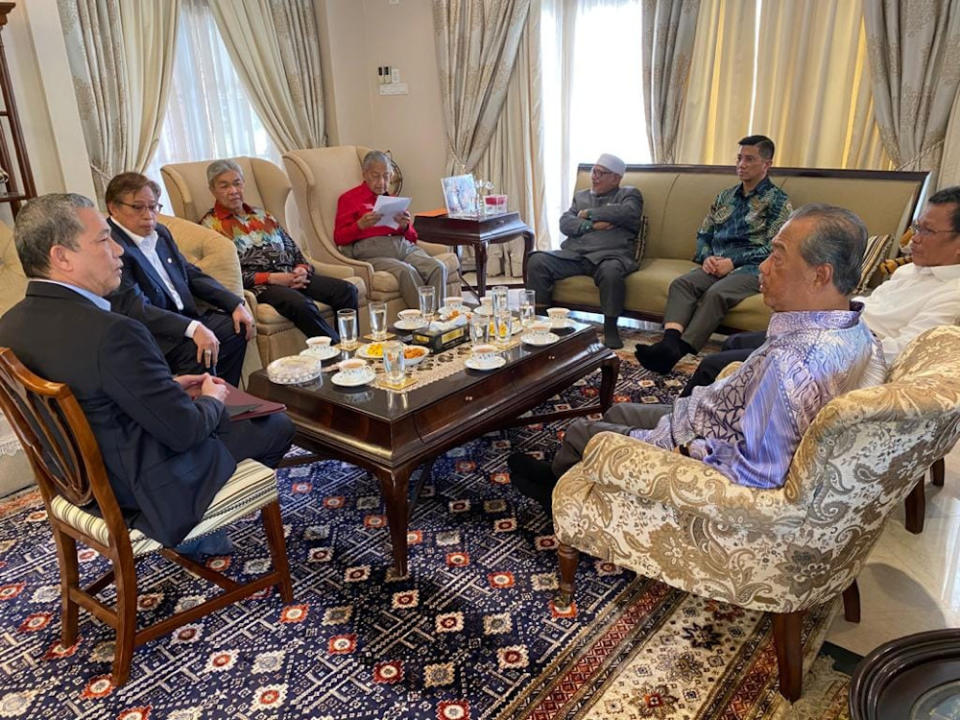 Tun Dr Mahathir Mohamad is seen with Datuk Seri Ahmad Zahid Hamidi, Tan Sri Muhyiddin Yassin, Datuk Seri Abdul Hadi Awang, Datuk Seri Shafie Apdal, Datuk Seri Mohamed Azmin Ali, Datuk Patinggi Abang Johari Openg and Datuk Seri Fadillah Yusof in a meeting allegedly in his house. — Picture via Facebook/Herman Haassan