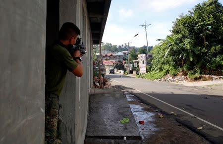 A Philippine Marine fires a weapon towards the stronghold of Maute group in Marawi City. REUTERS/Erik De Castro