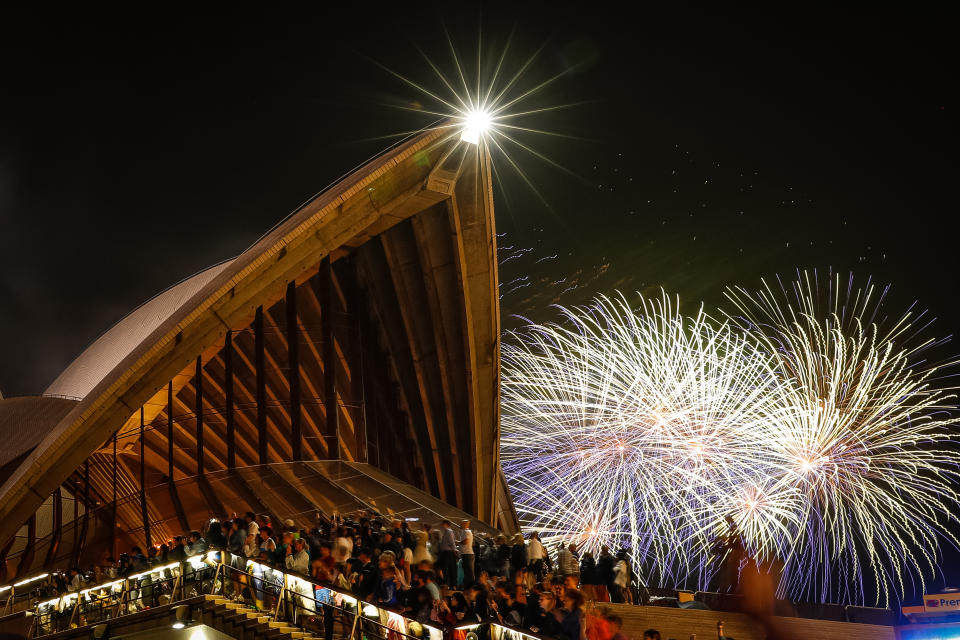 Tra fuochi d'artificio e feste in piazza, il mondo saluta così l'arrivo del 2020.
