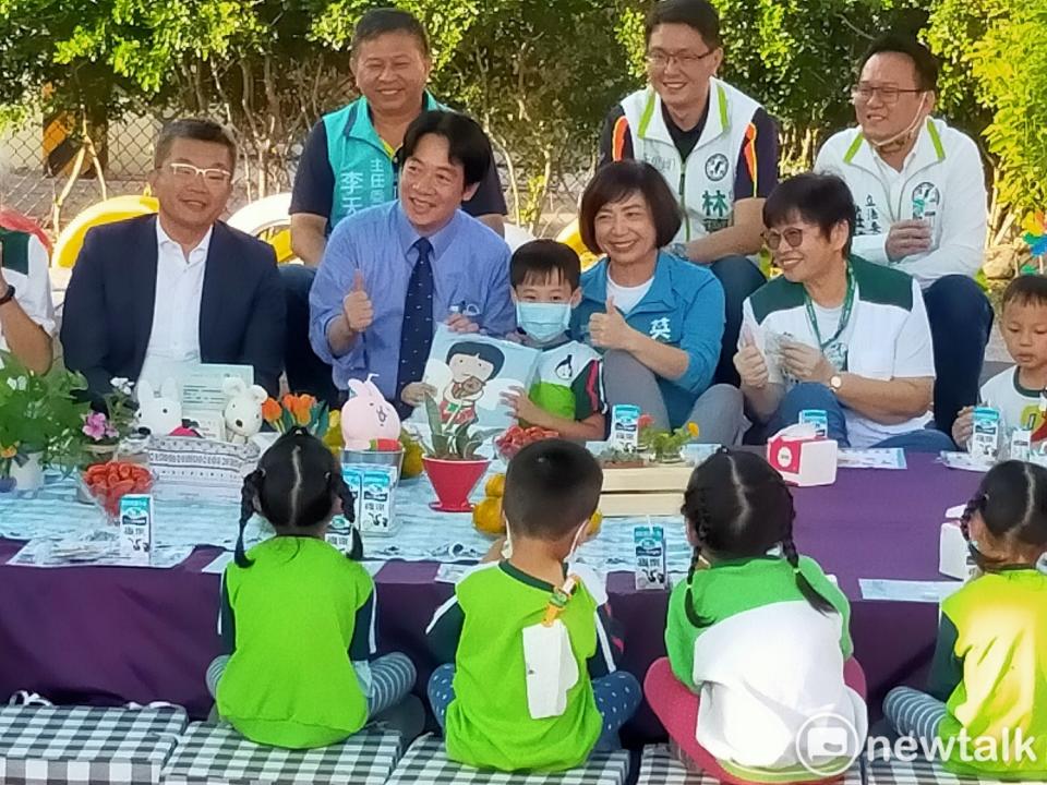 賴清德送獎品給答對問題的小朋友。   圖：唐復年/攝