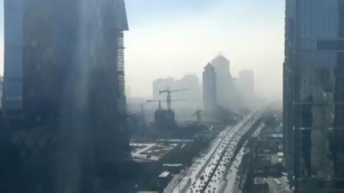 Smog Rises Like A Wall As Beijing Prepares For Choking Pollution Levels 8175
