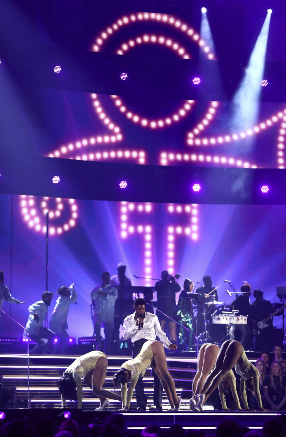 Usher canta en un homenaje a Prince durante la ceremonia de los premios Grammy, el domingo 26 de enero del 2020 en Los Angeles. (Foto por Matt Sayles/Invision/AP)