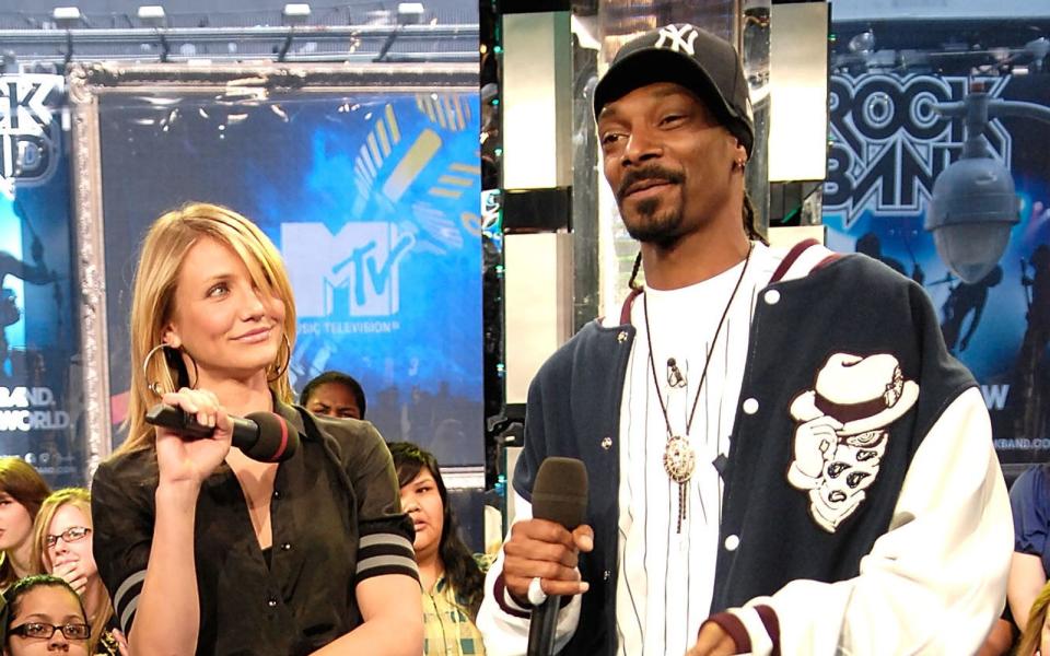 Zwei Alumnis der Long Beach Polytechnic High School in Kalifornien: Rapper Snoop Dogg und Schauspielerin Cameron Diaz kannten sich bereits in ihrer Kindheit. Snoop erinnerte sich 2013 daran, dass Diaz "mit seinen Cheerleader-Homegirls" unterwegs war. Sie sei "fly" und "hip" gewesen. Diaz erinnert sich noch an etwas Anderes: "Ich bin mir ziemlich sicher, dass ich Gras von ihm gekauft habe." (Bild: Gary Gershoff/WireImage/Getty Images)