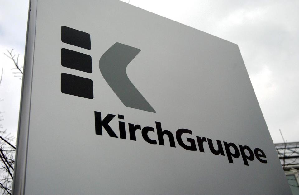 Sie war einer der größten deutschen Mediengruppen: die Kirch-Gruppe. Zu dem Unternehmen gehörten unter anderem private Fernsehsender wie ProSieben und Sat.1. Aufgrund von Überschuldung ging der Medienriese 2002 in die Insolvenz, davon waren 10.000 Mitarbeiter betroffen. Gründer Leo Kirch war der Meinung, dass eine Äußerung über die mangelnde Kreditwürdigkeit des Unternehmens durch den Deutsche-Bank-Manager Rolf E. Breuer in einem Interview die Pleite verschuldet hatte, und stritt daher jahrelang mit der Deutschen Bank. 2012 wurde seinen Erben schließlich eine Schadensersatzzahlung zugesprochen.