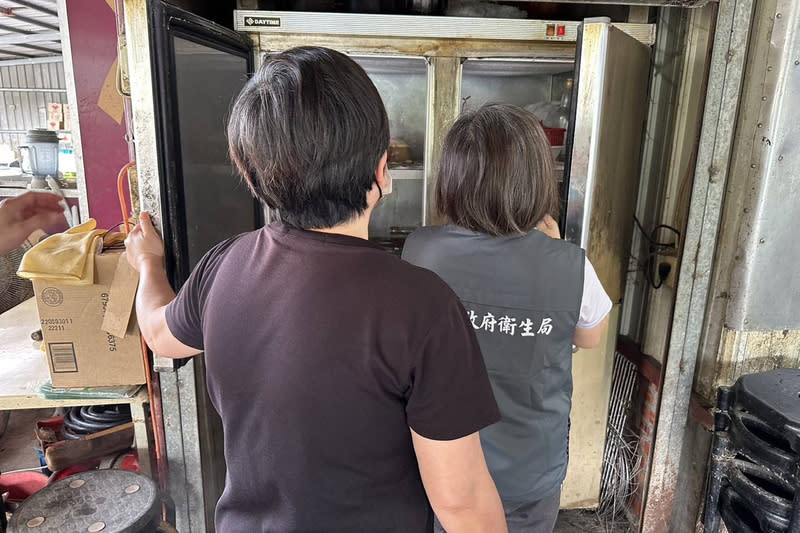 新北旅遊團疑食物中毒  台南衛生局稽查餐廳 台南市衛生局9日接獲嘉義縣衛生局通報，新北市旅 遊團25名成員疑似食物中毒，9日派員前往餐廳稽 查，抽驗食品、環境等，後續依檢驗結果釐清因果關 係。 （台南市衛生局提供） 中央社記者楊思瑞台南傳真  113年4月9日 