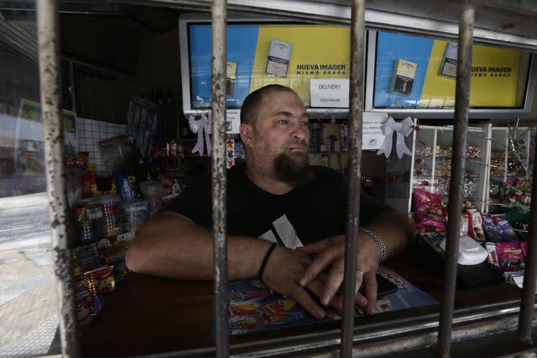 Mataderos sin luz
Nicolás, kiosco en Montiel y Chávez,