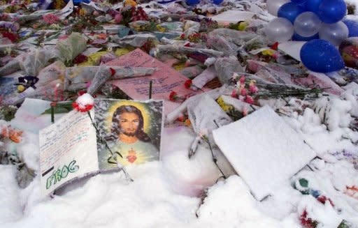 Una fuerte nevada nocturna cubre el sitio en memoria de los muertos en la tragedia de Columbine, el 22 de abril de 1999