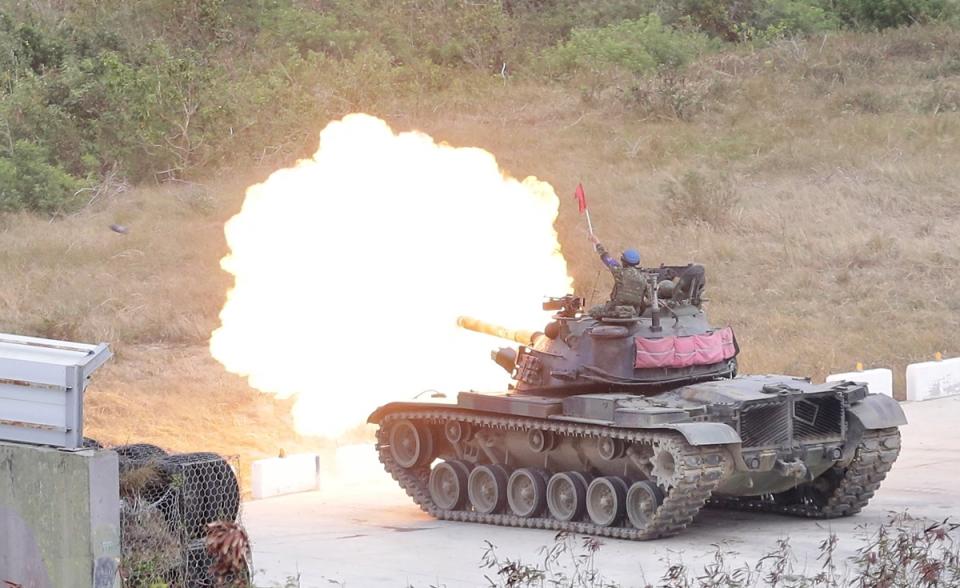 
陸軍269旅聯兵營7日在屏東進行聯勇操演，CM11戰車向
目標區射擊。
（軍聞社提供）
