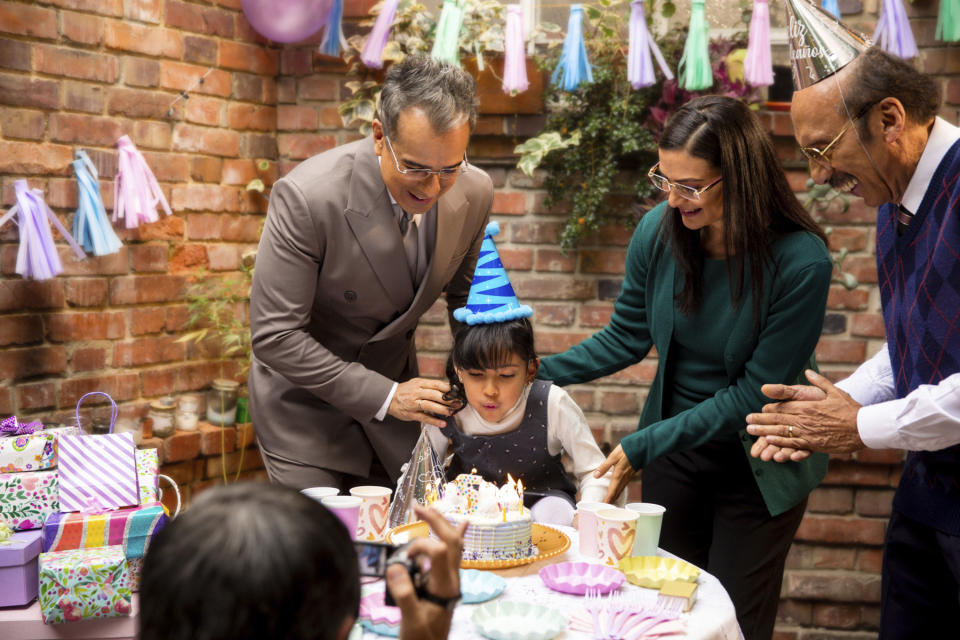 En esta imagen proporcionada por Prime Video, Jorge Enrique Abello, centro a la izquierda, y Ana María Orozco en una escena de la serie "Betty la fea: La historia continúa". (Prime Video via AP)