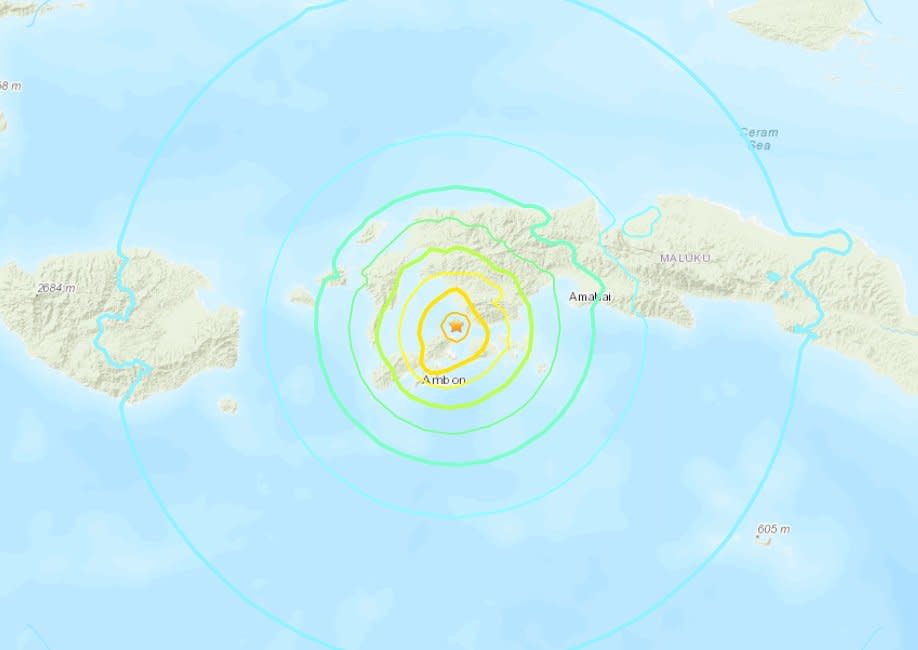 印尼東部摩鹿加群島26日發生規模6.5地震，摧毀多間住家，還引發山崩，造成許多人受困。(圖：USGS)
