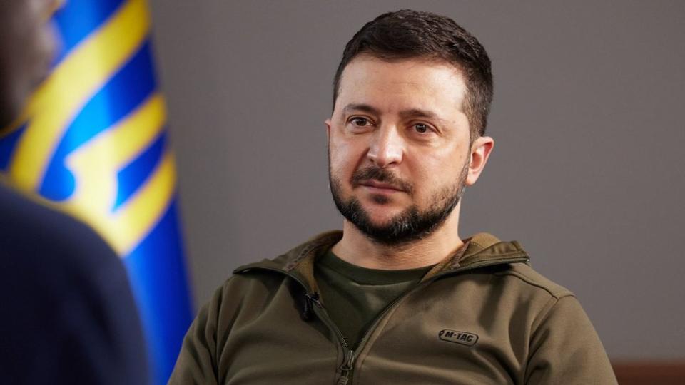 El presidente de Ucrania Volodymyr Zelensky habla con Clive Myrie, de la BBC