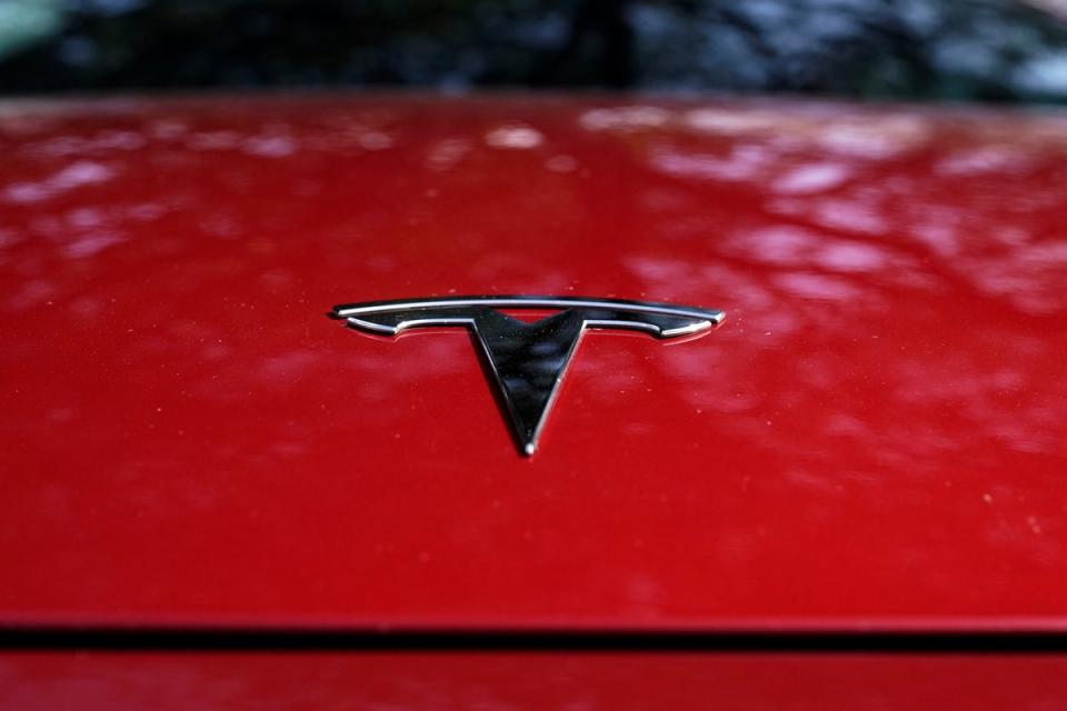 ASI-ECO TESLA-RETIRADA DE AUTOS (AP)