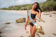 <p>Clémence Botino, de retour sur son île natale. La jeune et jolie Guadeloupéenne qui fut élue Miss France le 14 décembre 2019 au Dôme de Marseille a pris la pose devant les photographes, notamment à la sublime plage de la Caravelle à Saint-Anne. </p>