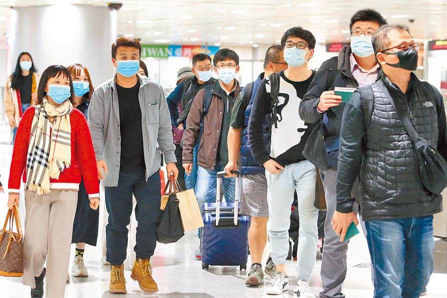 2019新型冠狀病毒疫情擴散，桃園機場入境旅客幾乎都戴上口罩。（資料照/陳麒全攝）