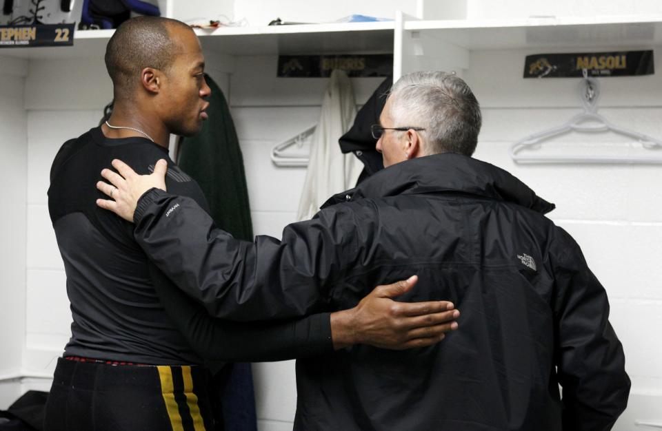 Hamilton Tiger-Cats quarterback Henry Burris (L) is consoled after the Tiger-Cats loss to the Saskatchewan Roughriders in the CFL's 101st Grey Cup championship football game in Regina, Saskatchewan November 24, 2013. REUTERS/David Stobbe (CANADA - Tags: SPORT FOOTBALL)