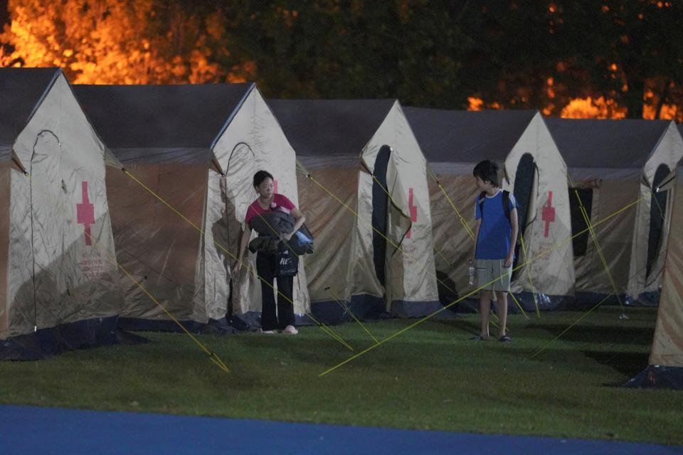 花蓮3日地震後，位於學校的災民收容所迅速成立，帳篷也很快搭好，物資源源湧入，令趕到當地的外媒記者吃驚。路透社