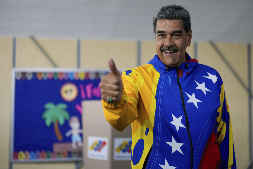 El presidente Nicolás Maduro muestra su dedo después de votar en las elecciones presidenciales en Caracas, Venezuela, el domingo 28 de julio de 2024. Maduro busca un tercer mandato. (AP Foto/Fernando Vergara)