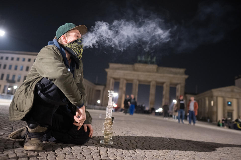 Ab dem 1. April ist Erwachsenen ab 18 Jahren der Besitz von 25 Gramm Cannabis im Öffentlichen Raum erlaubt (Bild: Sebastian Gollnow/dpa)