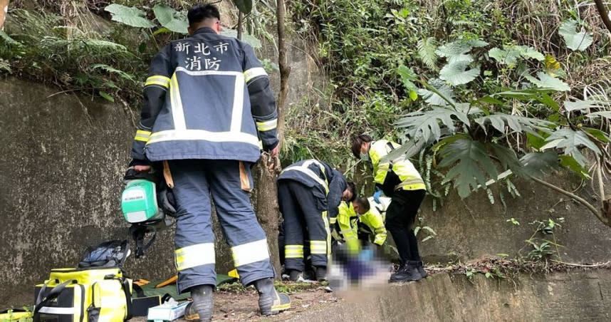 新北市三峽區坑湖路傳出民眾掃墓時不慎墜落山谷，且經送醫急救後仍因傷重不治傷亡。（圖／翻攝畫面）