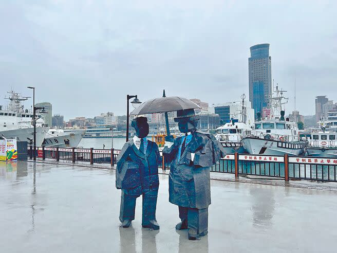 基隆市政府與朱銘美術館合作，城市博覽會期間在國門廣場策展12件《人間系列－紳士》雕塑。（陳彩玲攝）