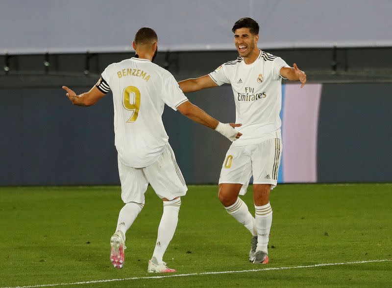 Foto del viernes de Marco Asensio celebrando con Karim Benzema tras marcar el segundo gol en la victoria del Real Madrid sobre Alavés