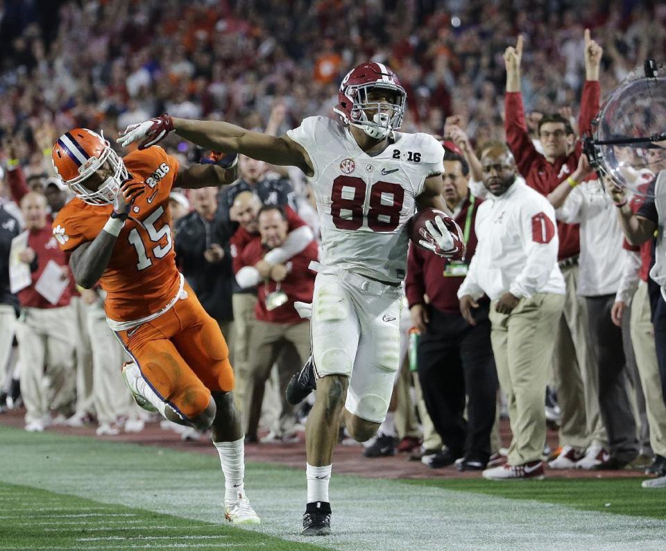 O.J. Howard scored two TDs in last year's national championship game. (AP)