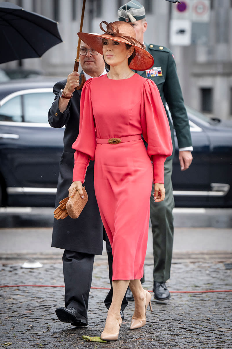 Mary de Dinamarca con vestido liso en rosa coral y accesorios