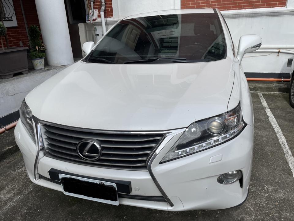 2015年LEXUS RX270，僅欠燃料費及交通罰鍰計1萬2千元，是首拍訂有底價。（台南分署提供）